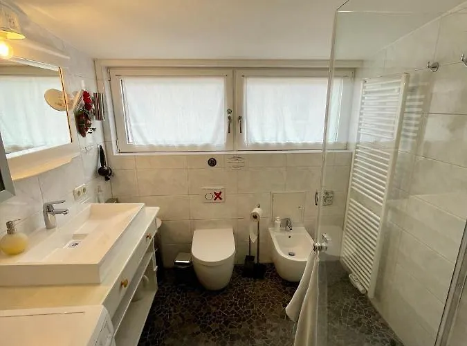 Zentrale Idylle Mit Gemeinschaftsbad Habitación en casa particular *