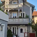 Zentrale Idylle Mit Gemeinschaftsbad
