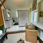 Zentrale Idylle Mit Gemeinschaftsbad منزل للإقامة