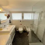 Zentrale Idylle Mit Gemeinschaftsbad منزل للإقامة *